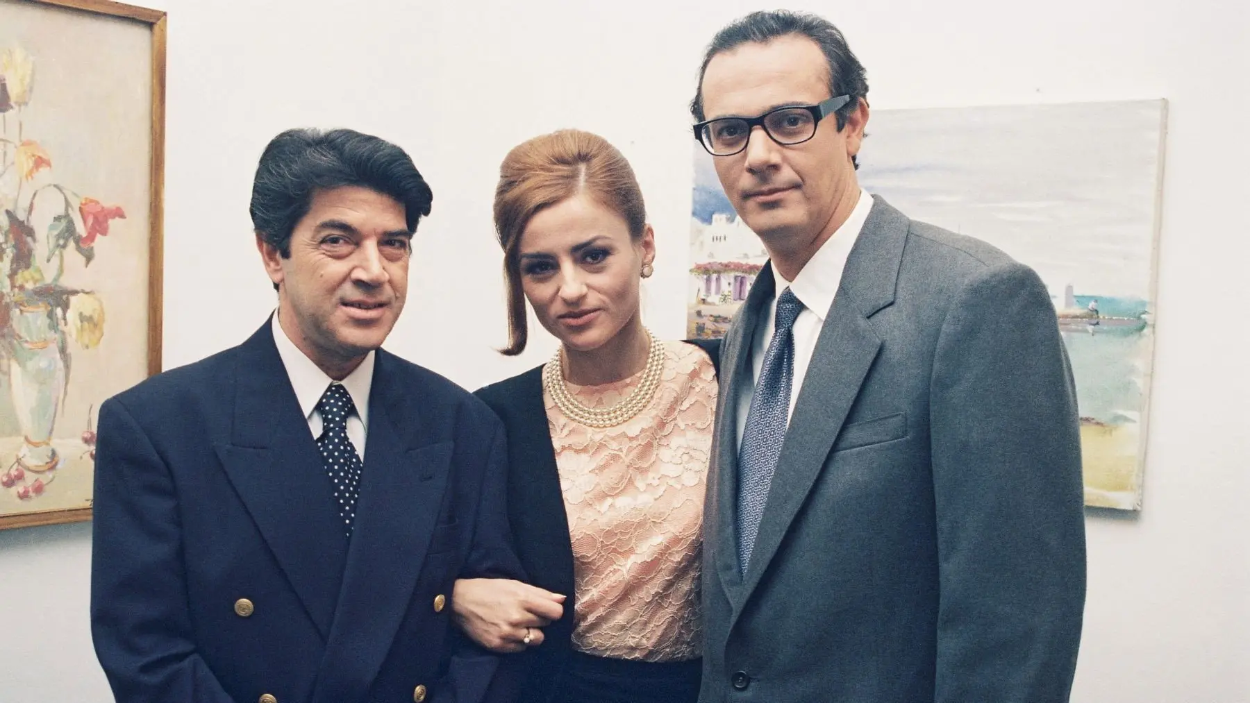 To teleftaio antio backdrop