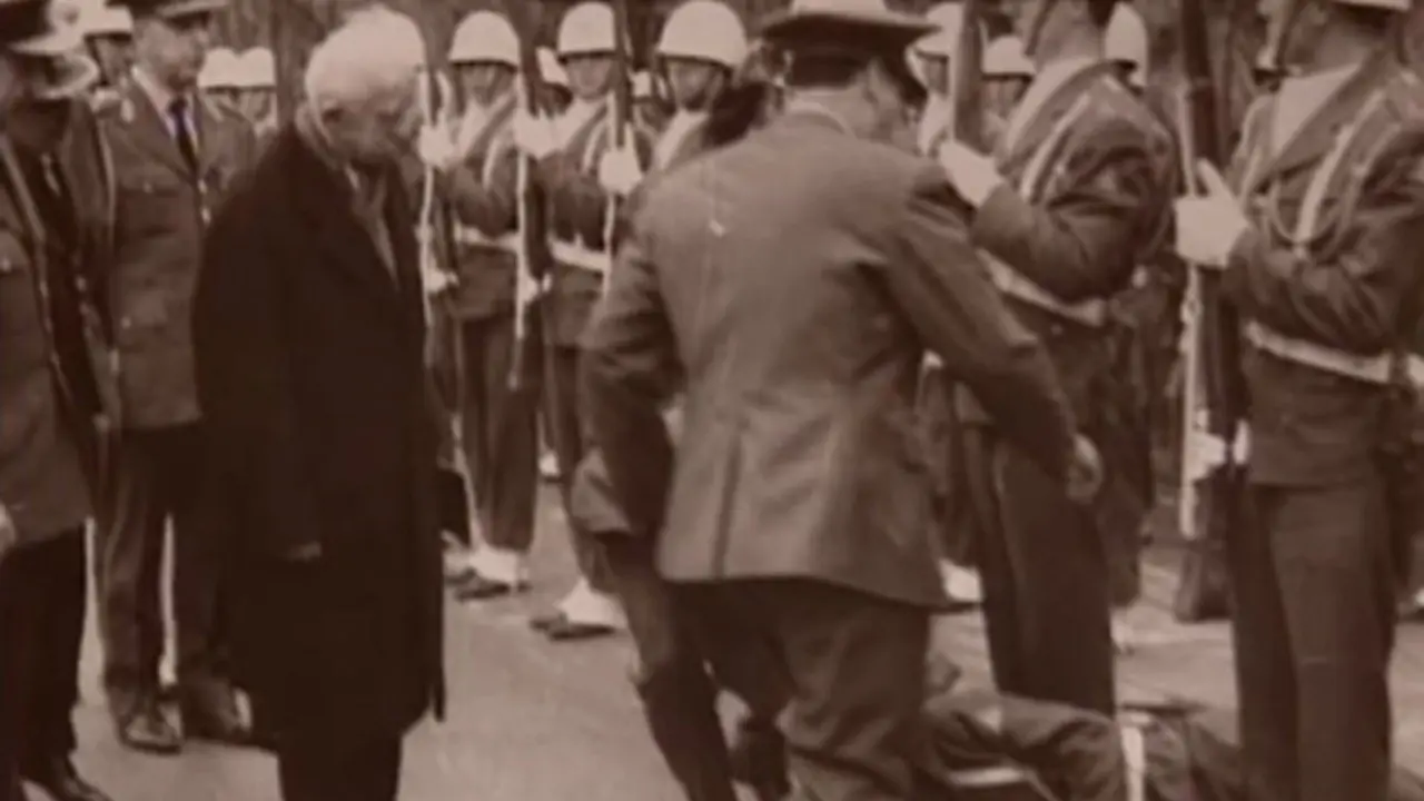 12 Mart: Colonel backdrop