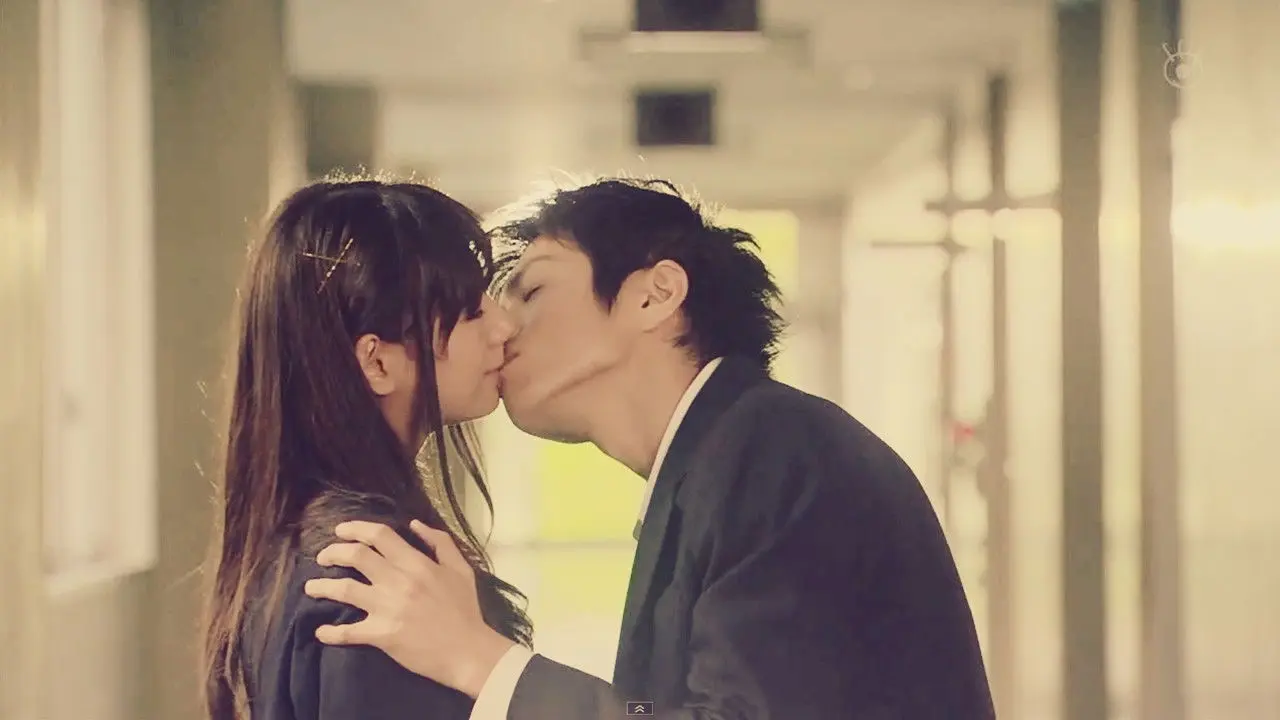 Yamada-kun and the Seven Witches backdrop