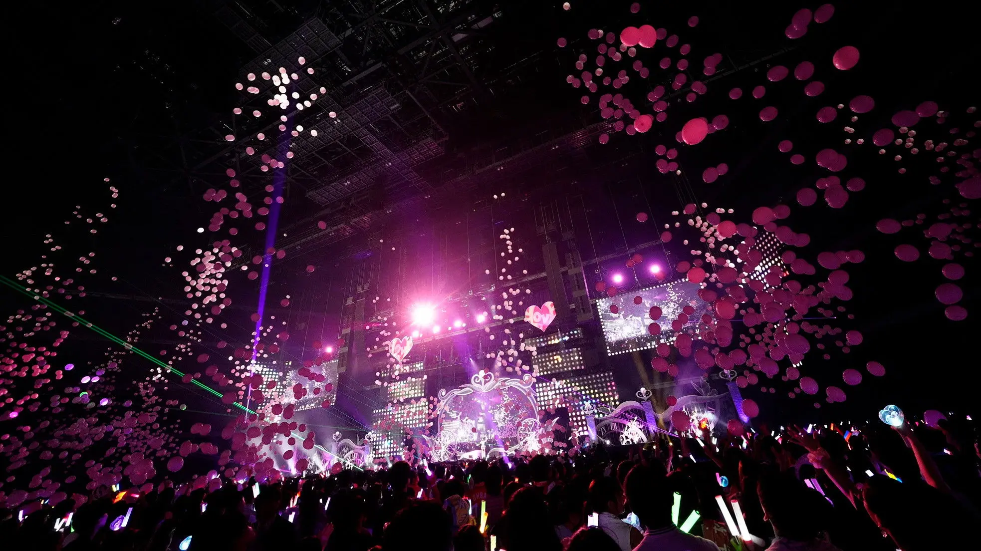 =LOVE 7th ANNIVERSARY PREMIUM CONCERT THE MOVIE backdrop