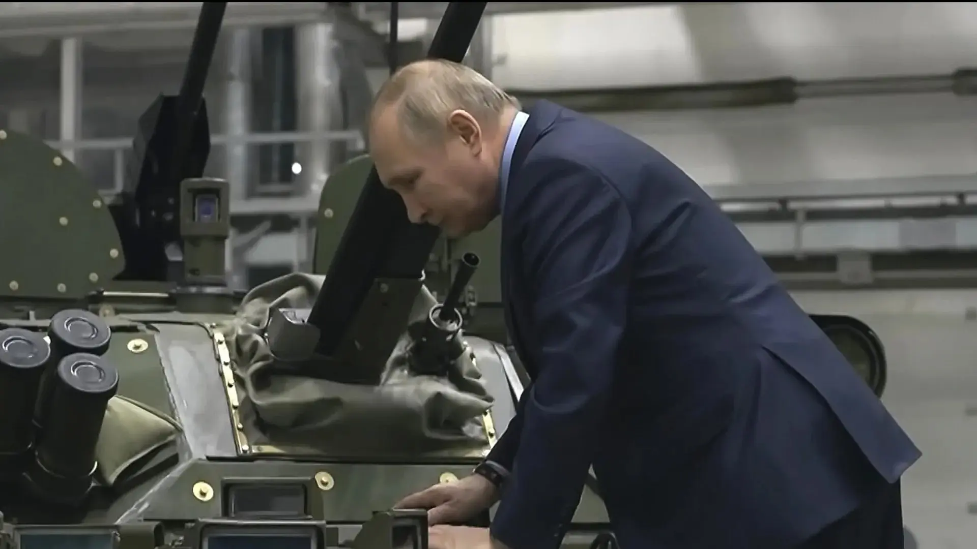 Putin's secret weapons backdrop